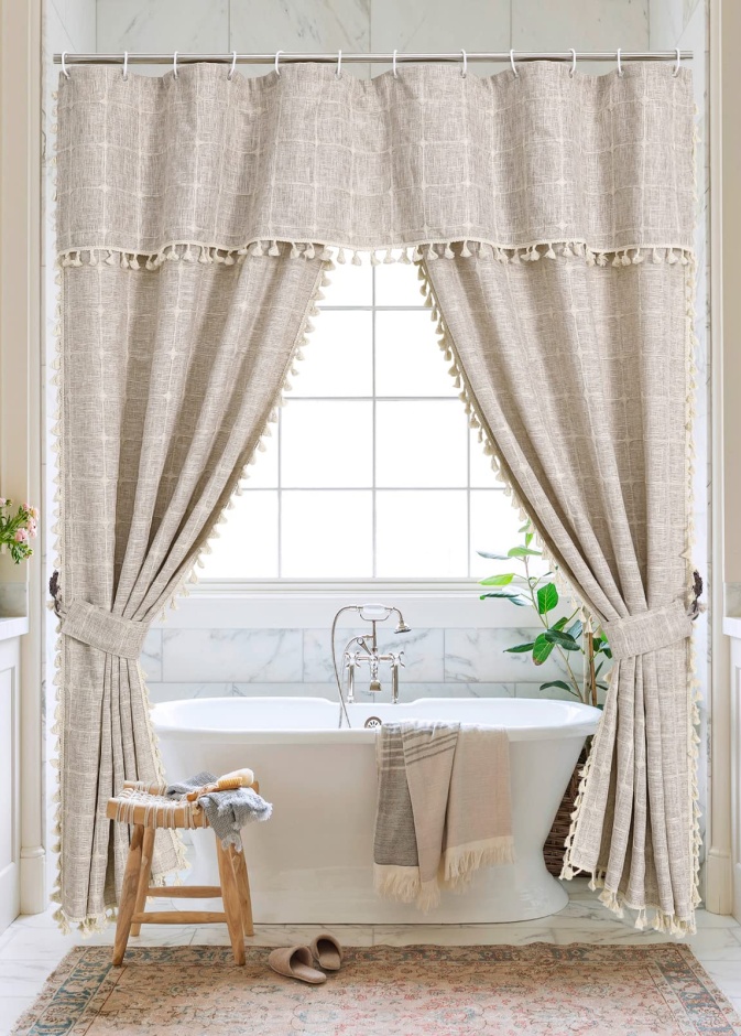 حمام مزين بستائر فخمة كاملة الطول ذات الطيات العميقة