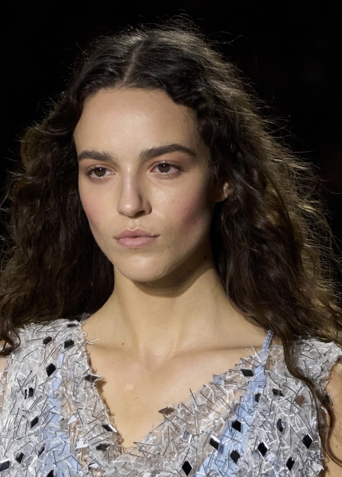 تجميل الذقن بطريقة جراحية أو من خلال حقن الفيلر، أيهما أفضل لك؟ 