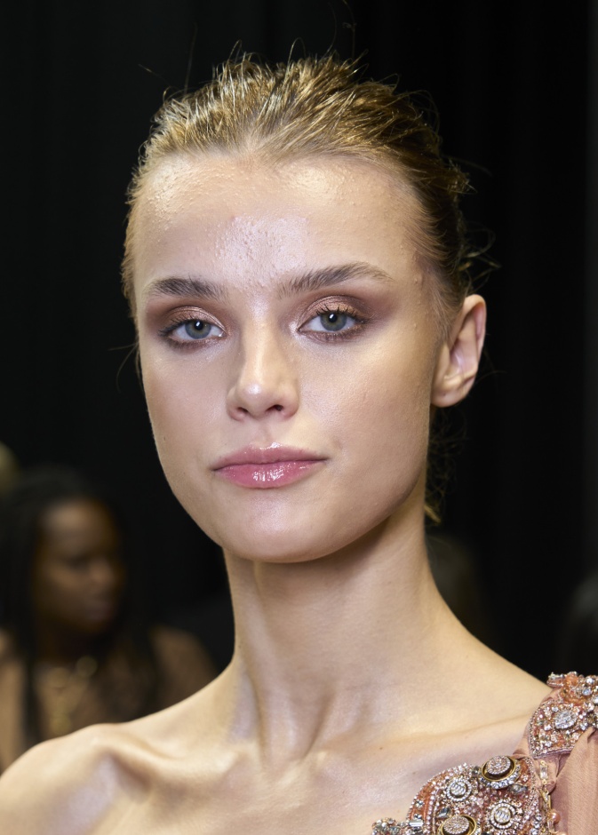 الطريق الى جمالك ...علاج ترهل الرقبة بدون جراحة وأهم مميزاته