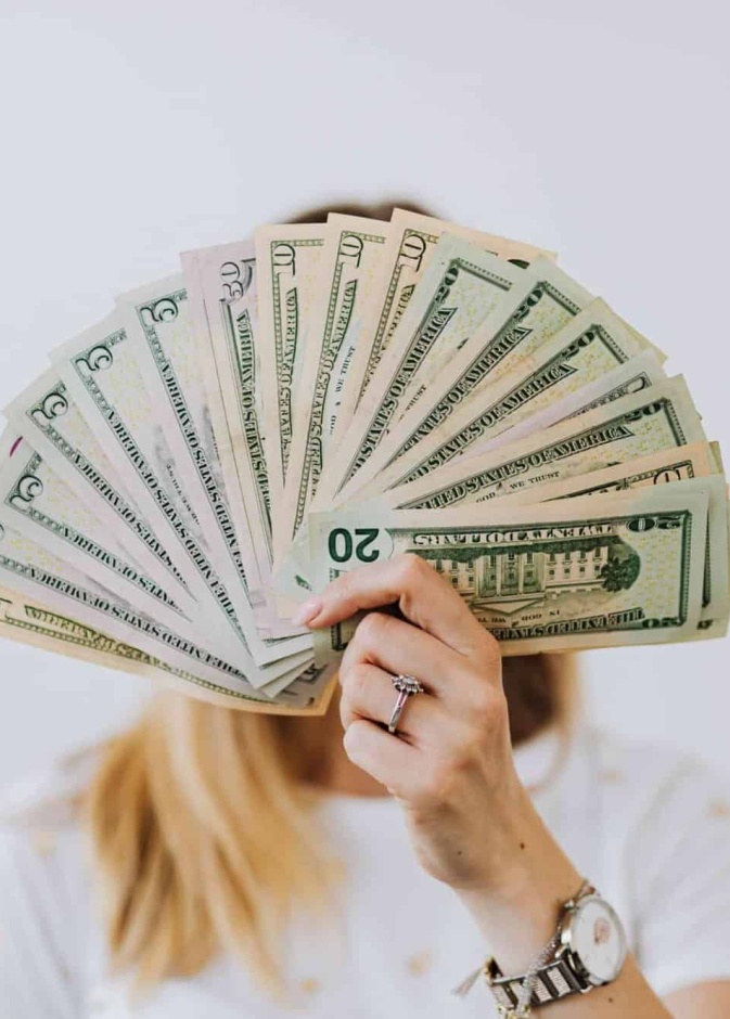 ما الأسباب التي تجعل النساء أفضل في إدارة الأموال؟