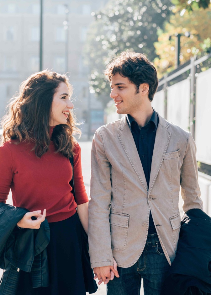 ملازمته لكِ واهتمامه المفرط بكِ يخبرك بأنه يحبك