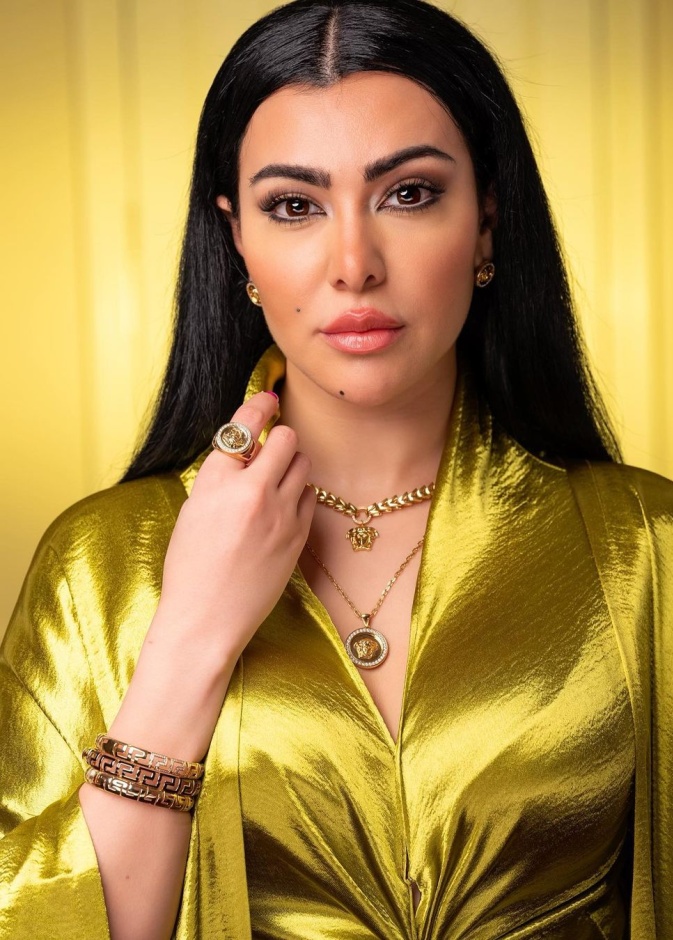 بعد تصدرها الترند ميرهان حسين: أنا شعري وعنيا زي كيم كارديشان