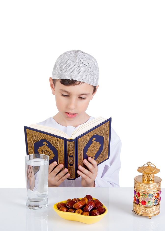 يجب الحرص على تعليم الأطفال كل شيء عن الصيام مع مراقبتهم لتحقيق سلامتهم