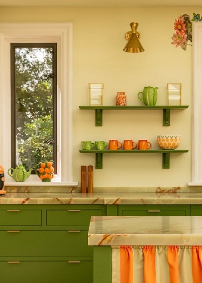 يعتمد اتجاه الكيتش على الجمع بين مجموعات متنوعة من الألوان والقوام والأنماط