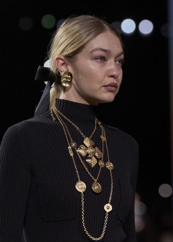 تسريحات شعر ذيل الحصان المنخفض مع أكسسوارات الورود والشرائط من دار CHANEL
