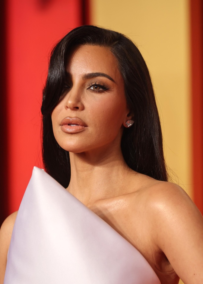  إطلالة kim kardashian بمكياج برونزي ساحر