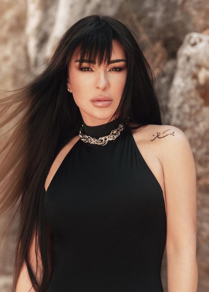 تسريحات شعر منسدلة مع الغرة الأمامية الطويلة بأسلوب ماغي بو غصن