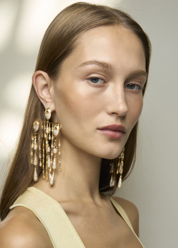 تمرير الكونسيلر الكريمي بطرف الاصبع من وحي دار Zimmermann