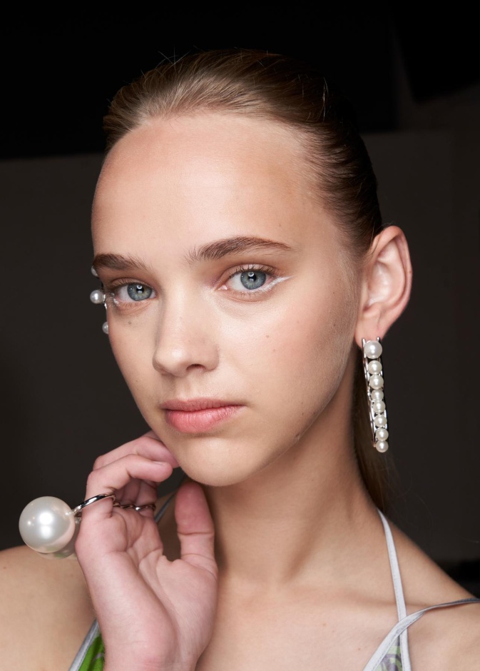 إطلالاتك في عيد الأم 2024 مع رسمات الآيلاينر العصرية