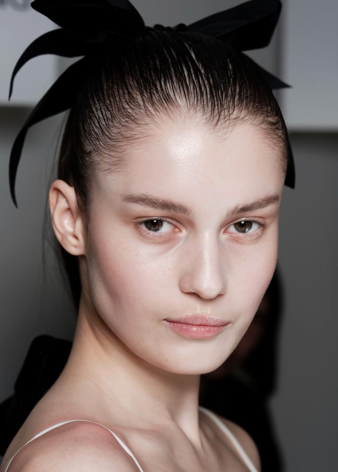 لا تستسلمي لعلامات الشيخوخة.. تعرفي على أسرار إعادة شد الجفون