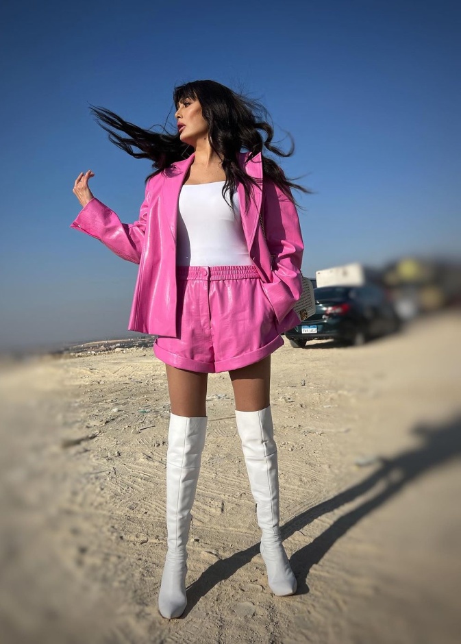 إطلالات غادة عبد الرازق في مسلسل "صيد العقارب" ...الأزياء الجلدية تسيطر على مشاهدها