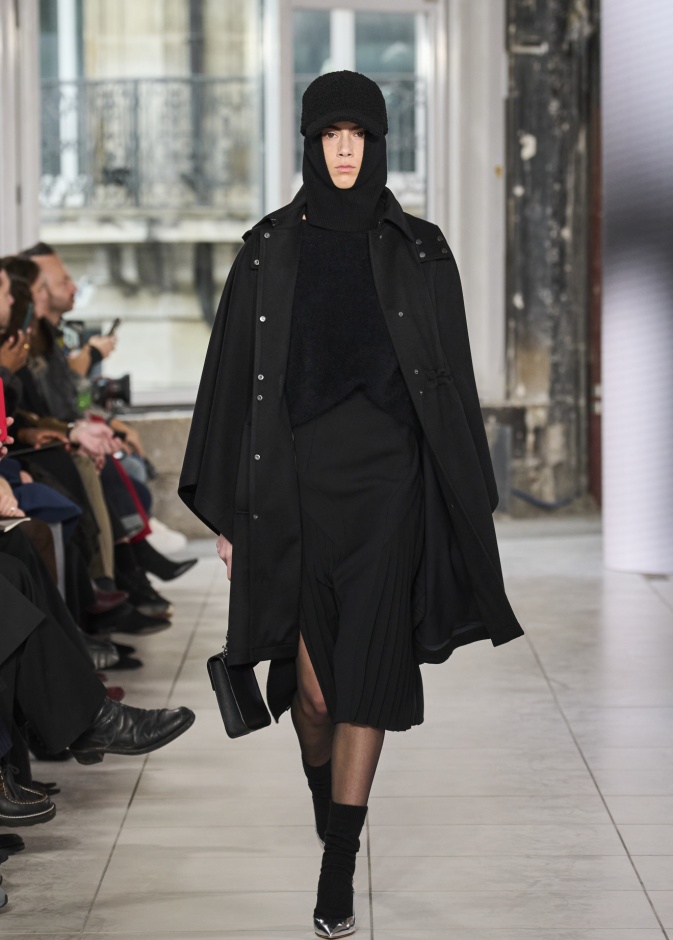 مجموعة Akris تلاعب في الضوء وعملية في التصاميم