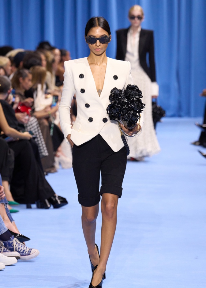 الأسود مع الأبيض المزيج المثالي للأناقة في صيف 2024