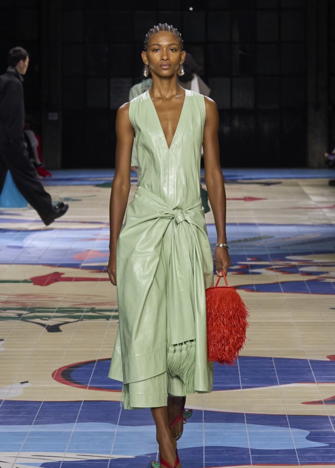 ارتداء الجلد في الربيع والصيف تحدي أم مواكبة للموضة؟ 