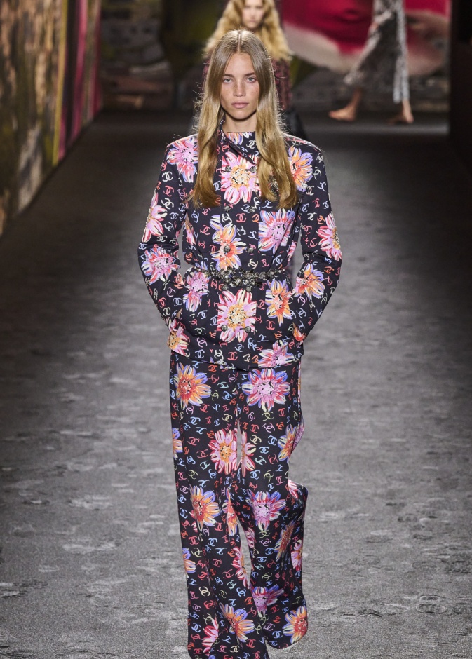 إطلالة من CHANEL