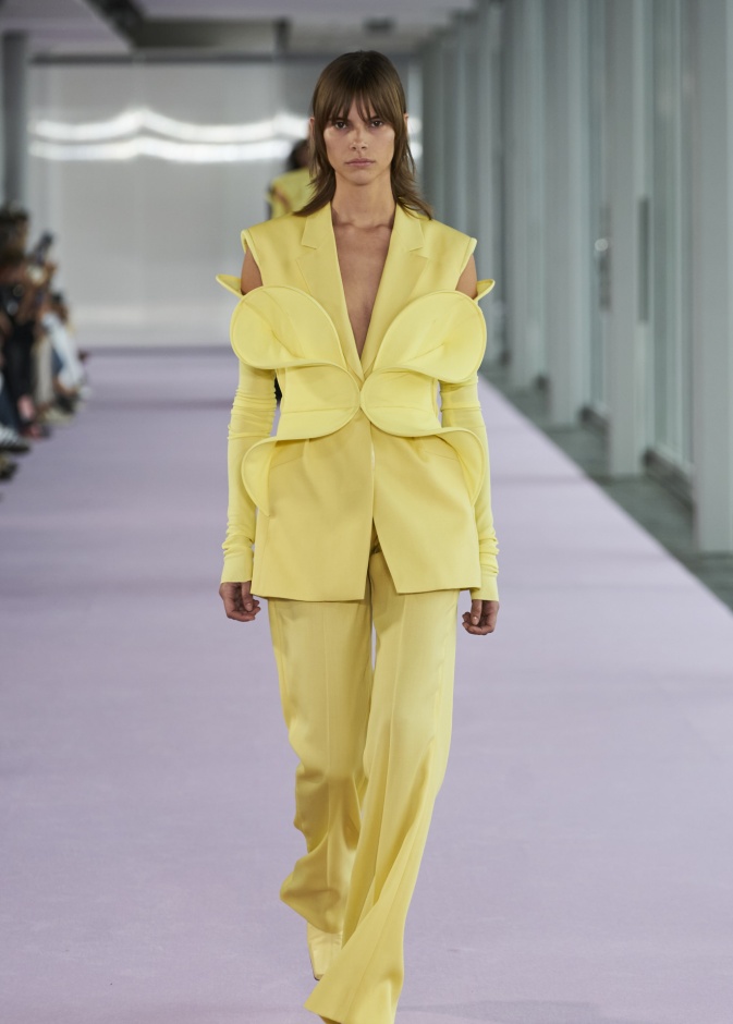 البدلات الصفراء تتصدّر أجدد صيحات الموضة المنتظرة في عيد الأم 2024