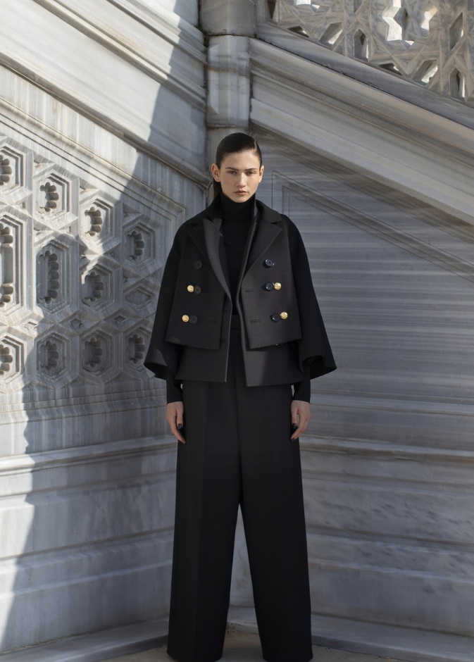 مجموعة Dice Kayek لخريف وشتاء 2024 في باريس تعيد موضة اللون الأسود الى الواجهة