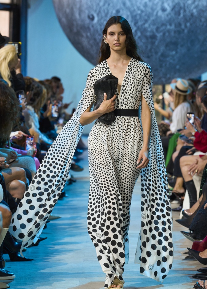 موضة البولكا دوت تتحول إلى قطع أساسية في ربيع 2024