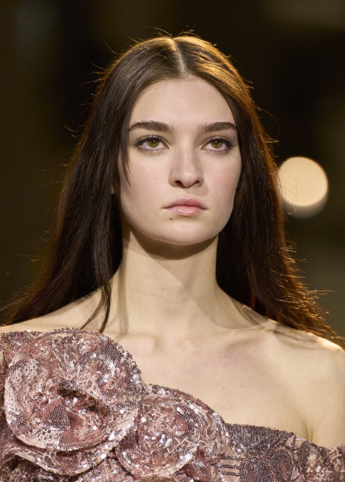 تسريحات شعر لا تزول موضتها سيطرت على عروض الموضة في باريس لخريف وشتاء 2024-2025