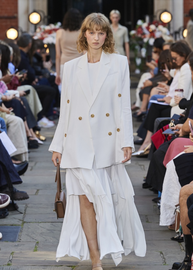 أخطفي الأضواء بموضة البلايزر العصرية مع الأزرار