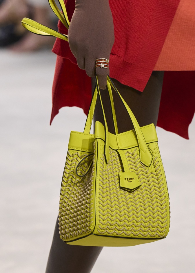 حقائب يد صفراء مربّعة لتشعي أنوثة في الربيع