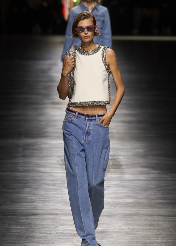 تعددت الأسباب والجينز العريض بقي واحدًا من أبرز صيحات الموضة في صيف 2024