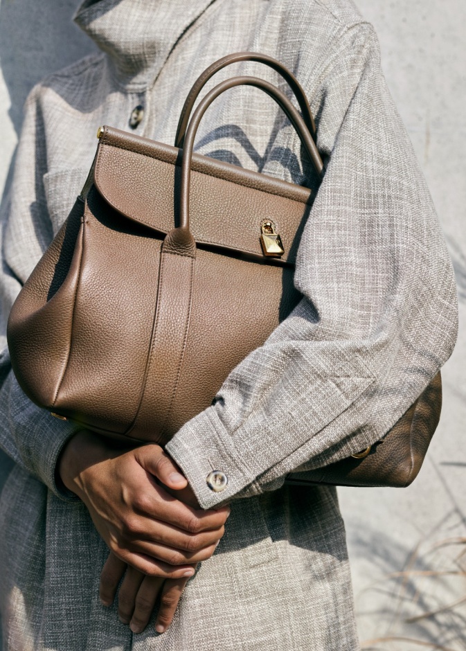 روعة الفخامة: حقيبة  The Loom bagمن Loro Piana