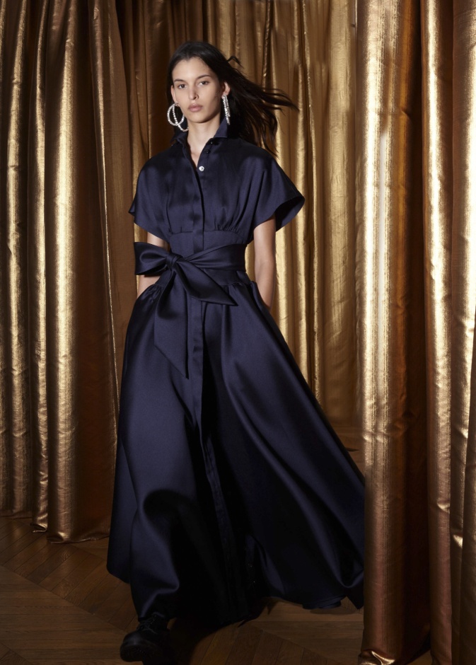 إطلالة من  Alexis Mabille