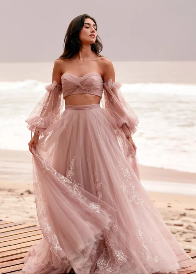 فستان زفاف ملوّن من دار Willowby لعام 2022