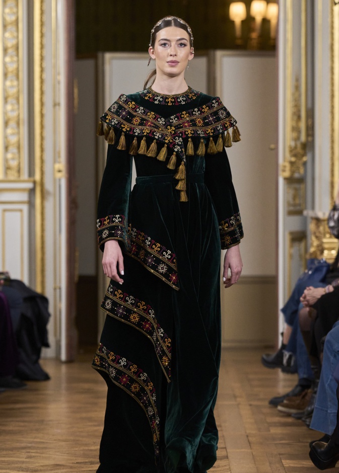 إطلالات رمضان 2024 تبرز بالتفاصيل والزخرفات مع الفساتين المحتشمة