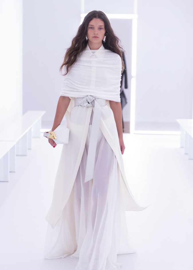 كم فستاناً أبيضاً تحتاجين في خزانتك هذا الربيع؟