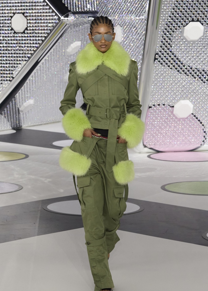 مجموعة Off-White نابضة بالحياة والألوان الصاخبة
