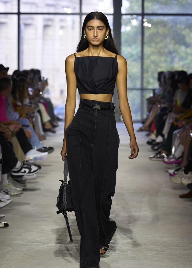 لماذا تفضل النساء تصاميم البناطيل ذات الخصر العالي؟