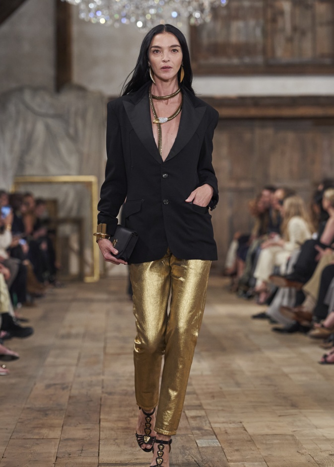 البنطلون الذهبي اللماع في رمضان 2024