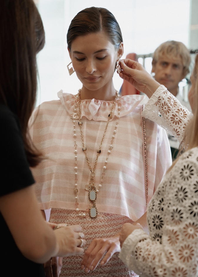 المديرة الإبداعية لدار CHANEL تستكشف جانب الاسترخاء في ظل الفخامة وصرح الرفاهية