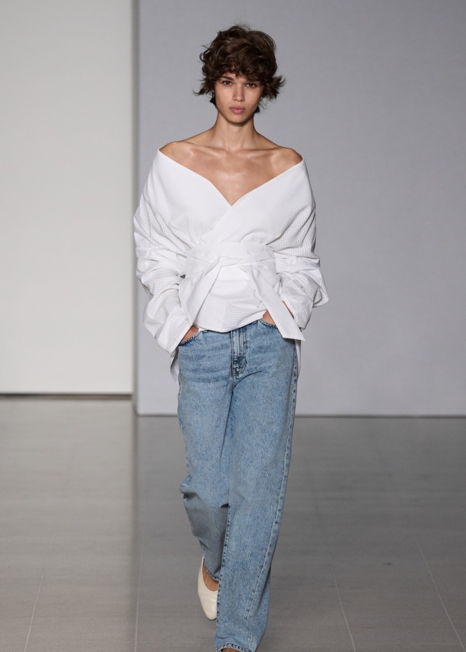 القميص الأبيض مع بنطلون الجينز أبعد ما يكون عن الستايلات الكلاسيكية