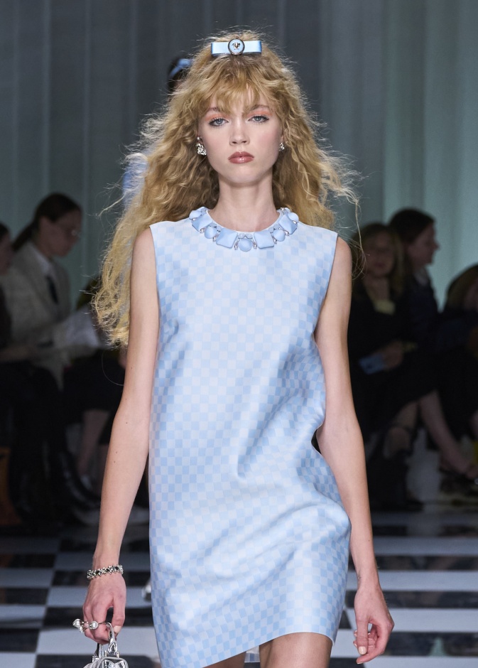 إطلالة ناعمة للمراهقات من Versace 