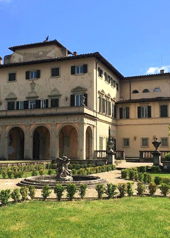 الفيلا الإيطالية حيث تتشمس عشيقة إدوارد السابع وتلعب كاميلا الغميضة في طفولتها