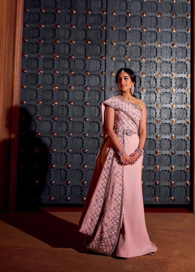 خاص: المصمم محمد آشي يشارك "هي" تفاصيل إطلالة عروس السنة راديكاميرشانت