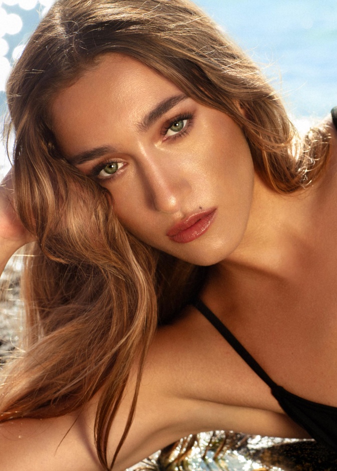 إطلالة برونزية مشرقة مع BEAUTIFUL SKIN ISLAND GLOW EASY TANNING DROPS