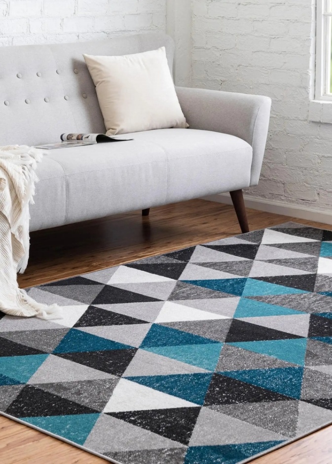 البساط ذو الأشكال الهندسية يضيف إحساسًا بالاهتمام البصري