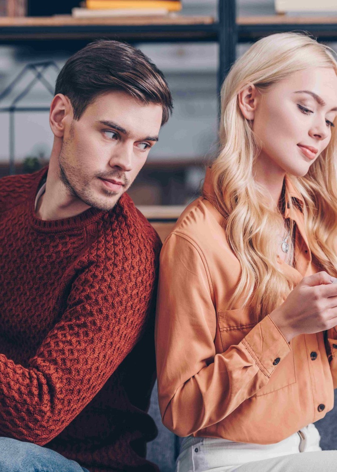 التجسس والمراقبة من أمور لا يجب على المرأة قبولها من الرجل الغيور