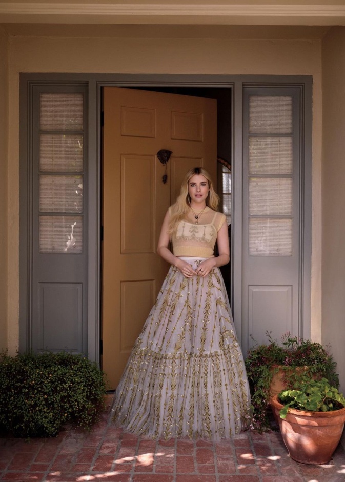 الممثلة الأمريكية إيما روبرتس أمام منزلها في لوس أنجلوس