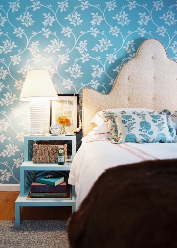 تهيمن الأنماط الكبيرة الحجم لورق الحائط على الغرفة وتصبح هي النقطة المحورية