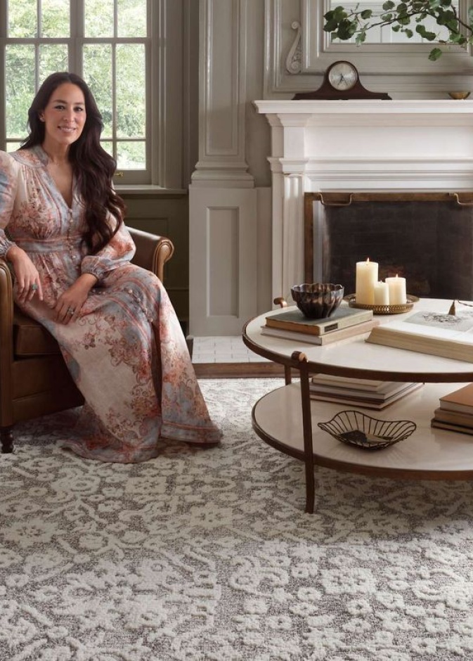 جوانا جاينز  مع إحدى قطع سجاد مجموعتها الجديدة