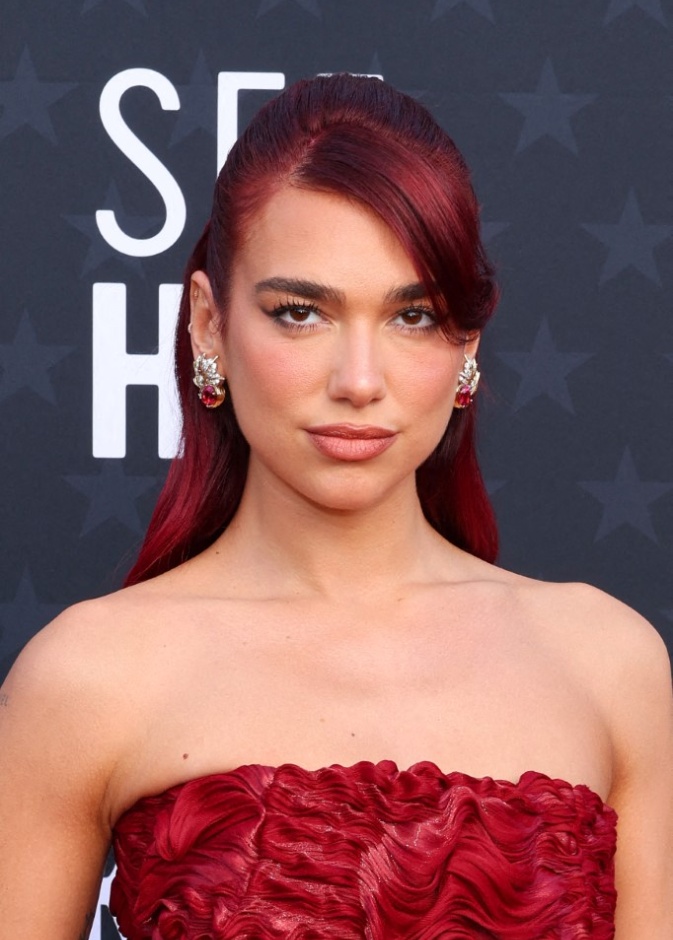 إطلالة Dua Lipa بمكياج مشرق مع الآيلاينر السائلة