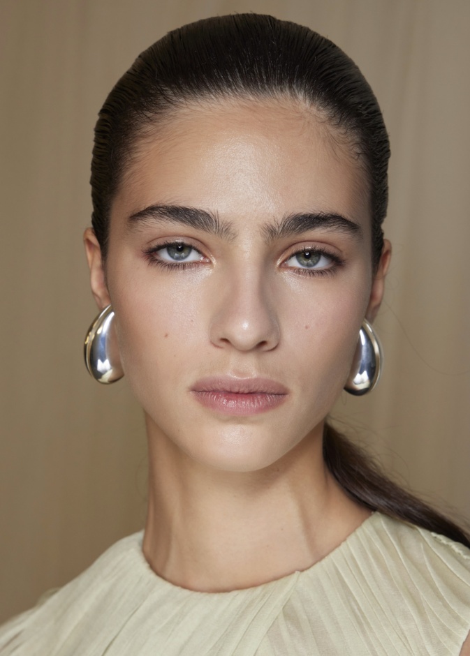 بشرتك متألقة ومكياجك يبدو جذابًا خلال مناسبات 2024 بعد استخدام هذا المكون الطبيعي