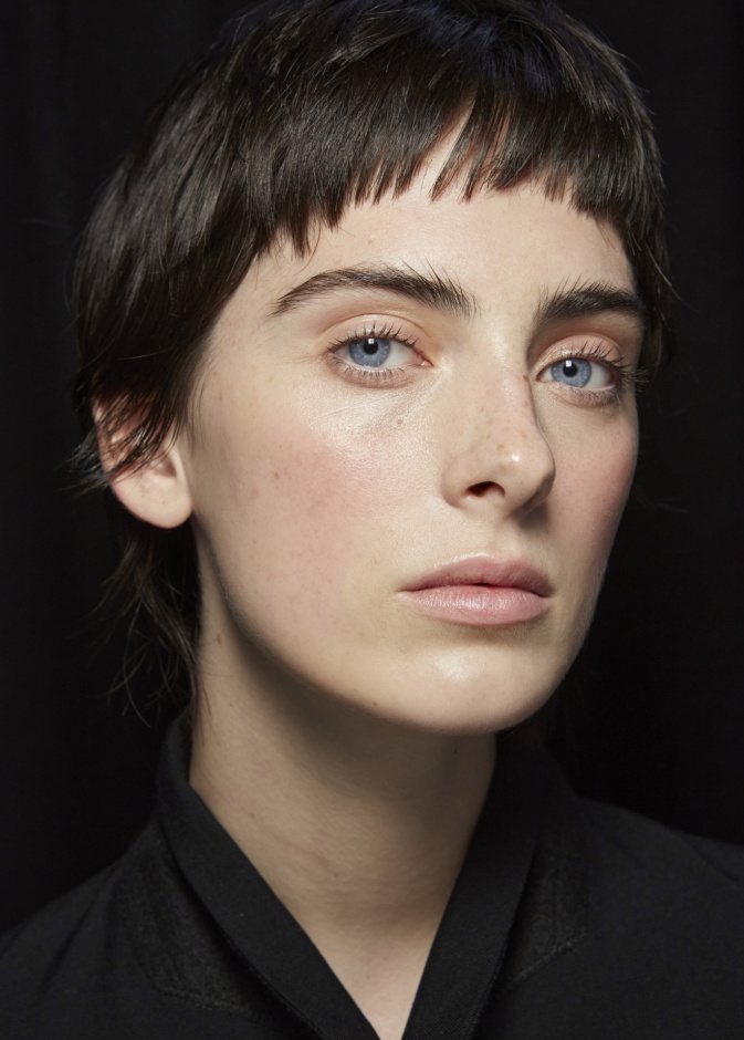 تعرفي على الفرق بين مصّل العين وكريم العين وكيفية استخدامهما بإحترافية