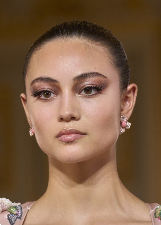 رسمات العيون المبتكرة مع المكياج البراق في إطلالات الصيف