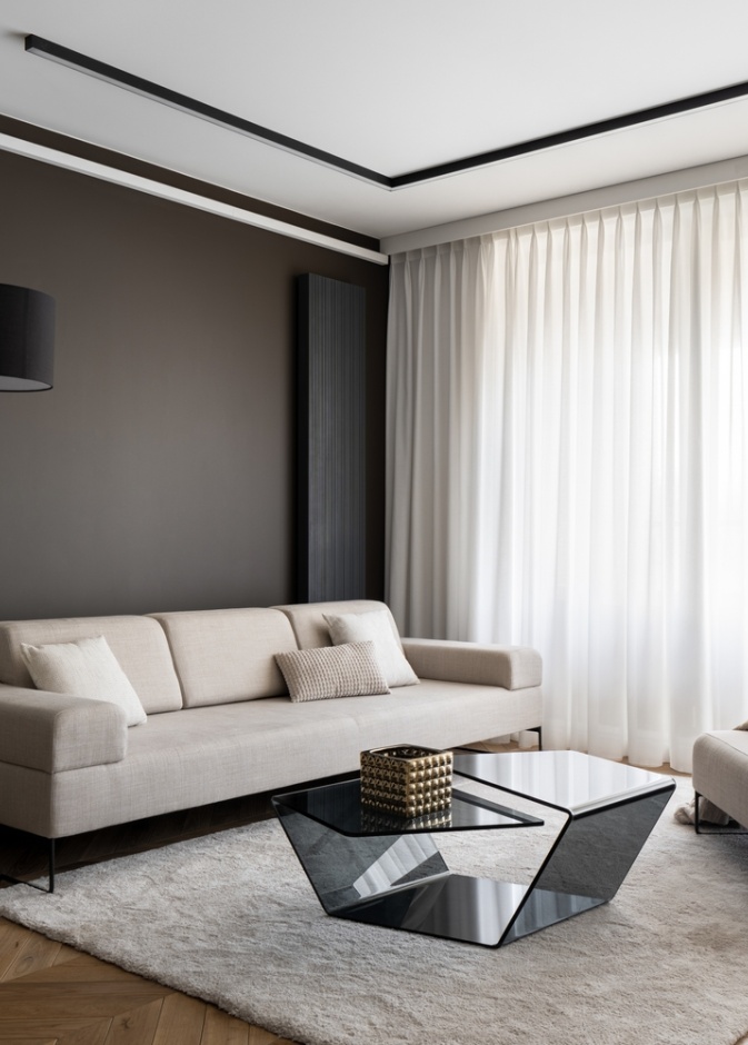 غرفة معيشة مفروشة بسجادة مربعة